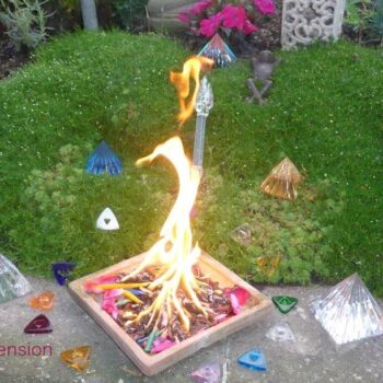 Ascension-Dreifaltigkeitsflamme-und Feuerwesen